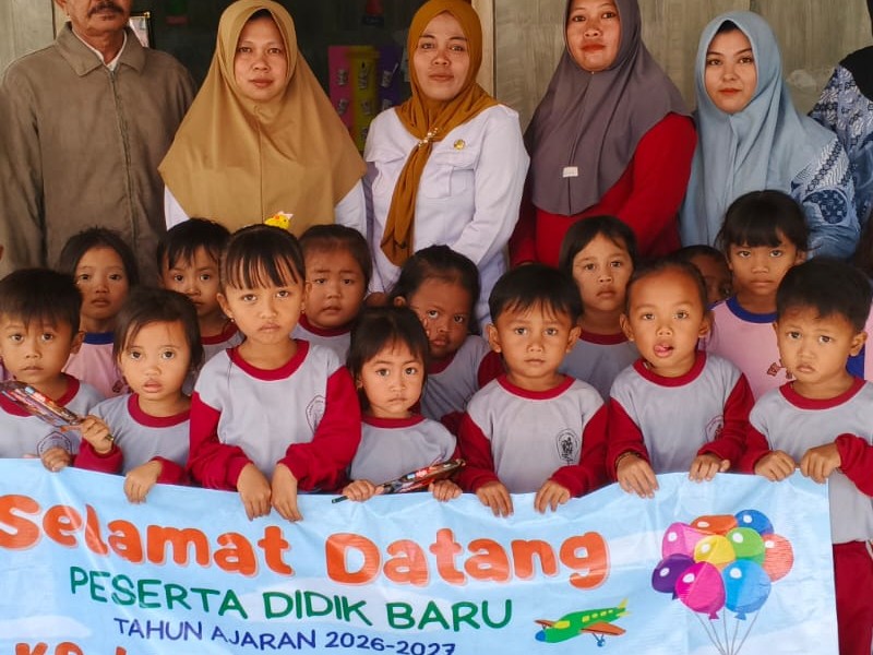 MENGADAKAN KUNJUNGAN KE KB KARTINI 8